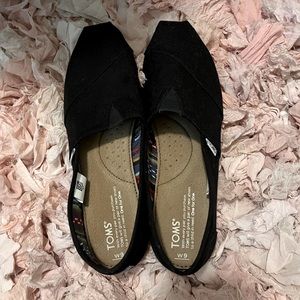 Women’s TOMS Shoes // Size 9